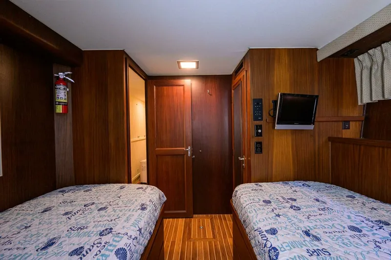 Slide: The Image of Hatteras 63 - Phantom - Guest Stateroom 1987 63 Hatteras Motor Yacht - Phantom - 7651535
