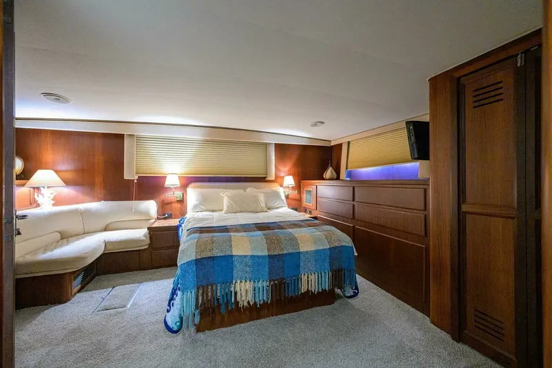 Slide: The Image of Hatteras 63 - Phantom - Master Stateroom 1987 63 Hatteras Motor Yacht - Phantom - 7651518