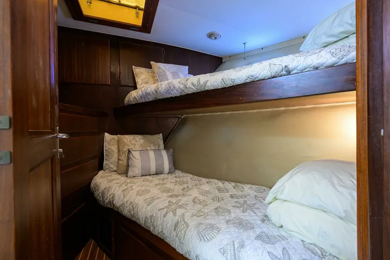 Slide: The Image of Hatteras 63 - Phantom - Guest Stateroom 1987 63 Hatteras Motor Yacht - Phantom - 7651531