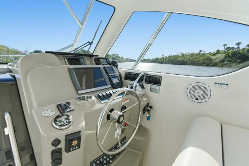 Slide: The Image of Tiara 31 Serenity- Helm 2011 Tiara  31 Open Serenity - 5910127