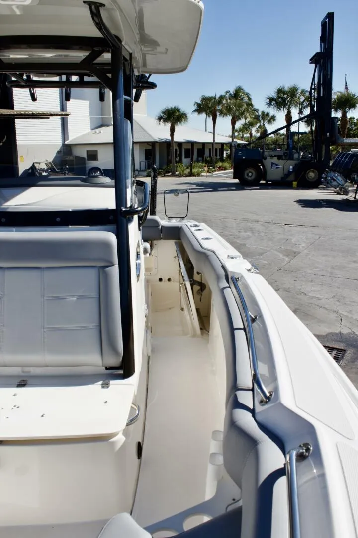 Slide: The Image of Boston Whaler 230 Outrage 2022 - 5909907