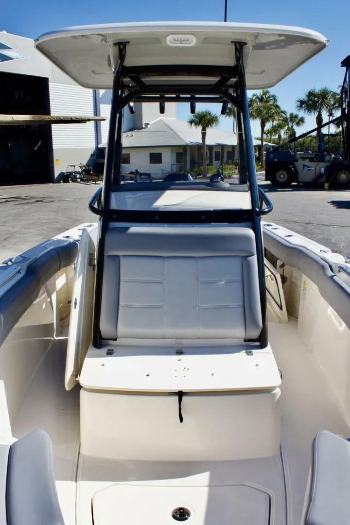 Slide: The Image of Boston Whaler 230 Outrage 2022 - 5909905