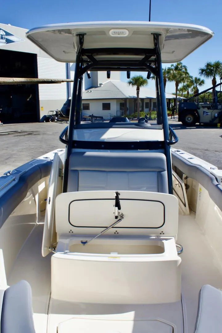 Slide: The Image of Boston Whaler 230 Outrage 2022 - 5909903