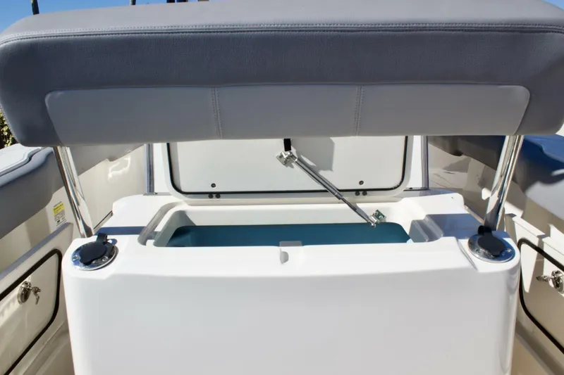 Slide: The Image of Boston Whaler 230 Outrage 2022 - 5909915