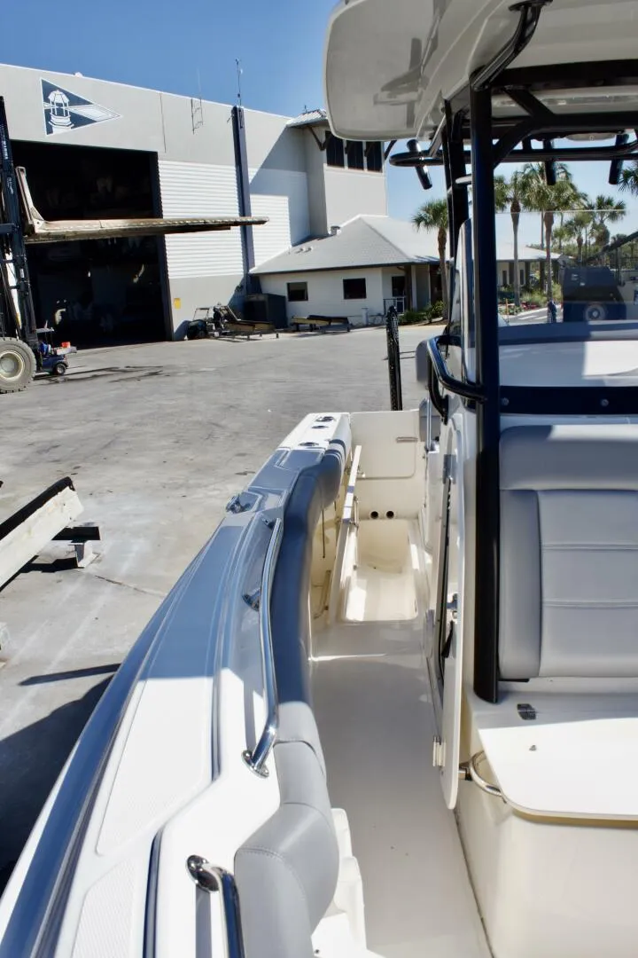 Slide: The Image of Boston Whaler 230 Outrage 2022 - 5909906