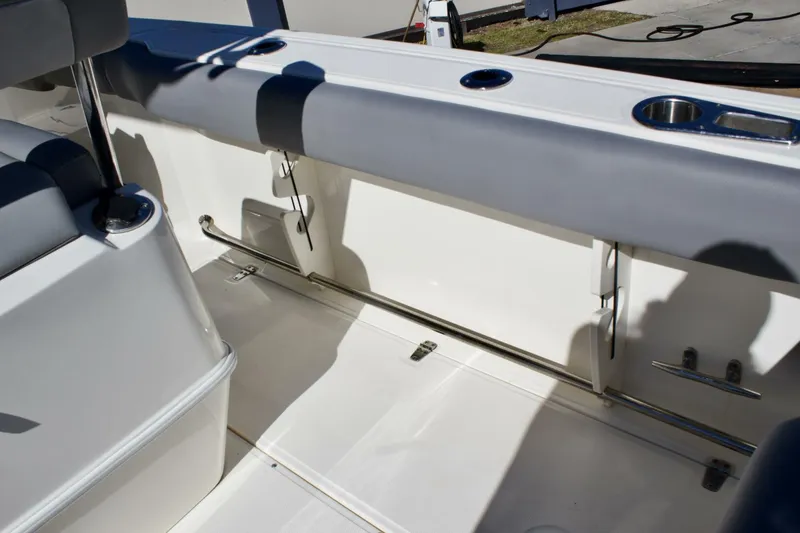 Slide: The Image of Boston Whaler 230 Outrage 2022 - 5909922
