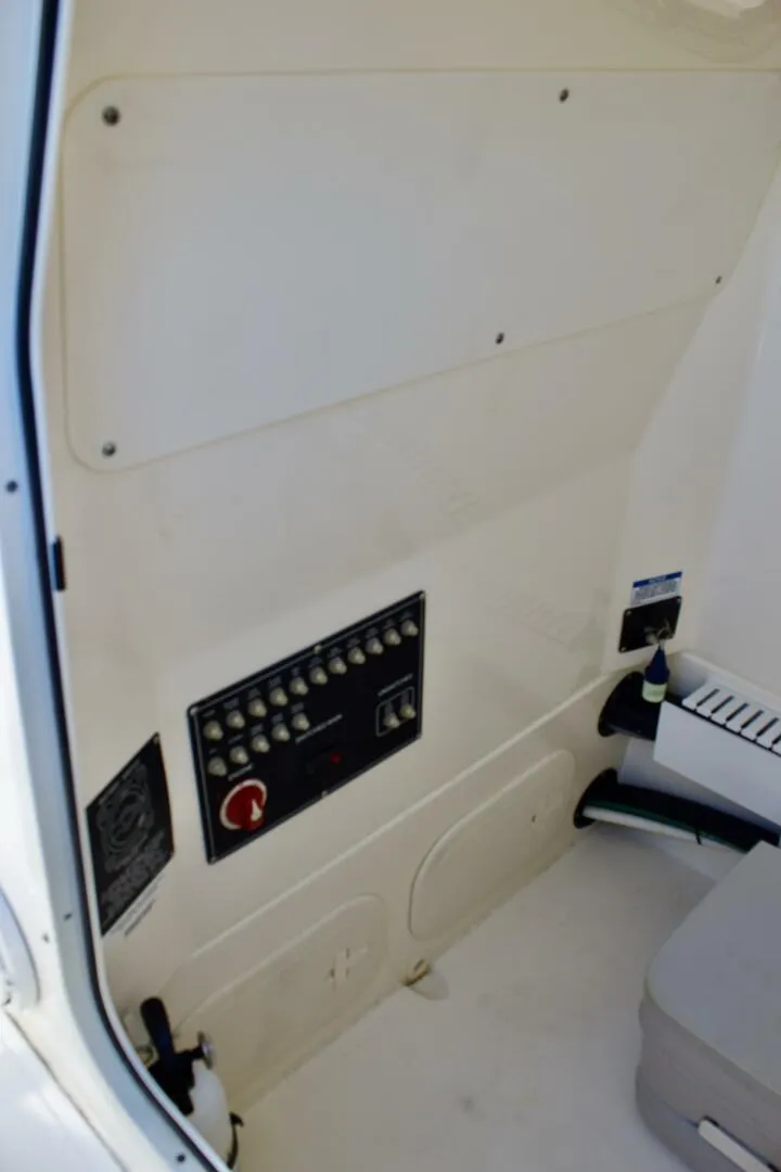Slide: The Image of Boston Whaler 230 Outrage 2022 - 5909909