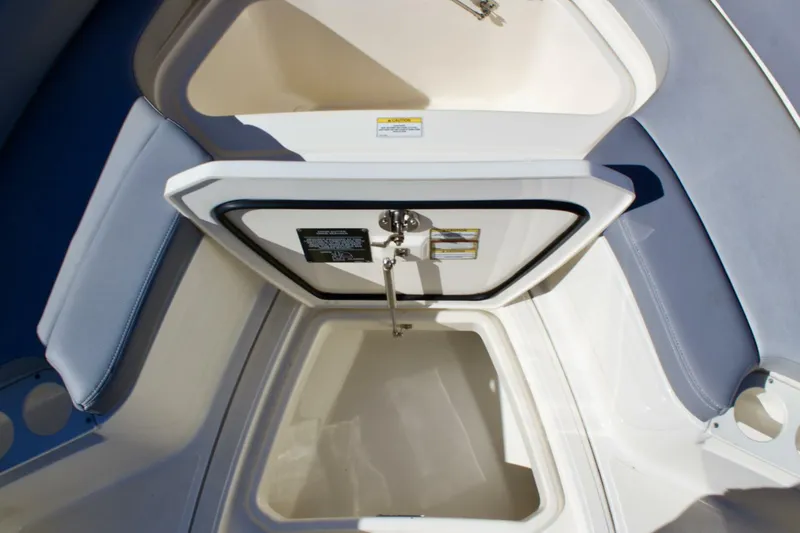 Slide: The Image of Boston Whaler 230 Outrage 2022 - 5909901