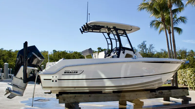 Slide: The Image of Boston Whaler 230 Outrage 2022 - 5909899