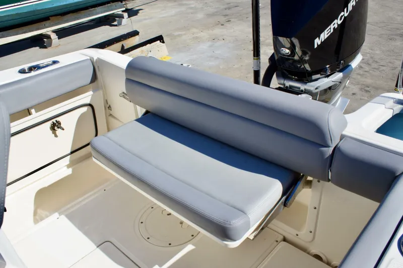 Slide: The Image of Boston Whaler 230 Outrage 2022 - 5909918