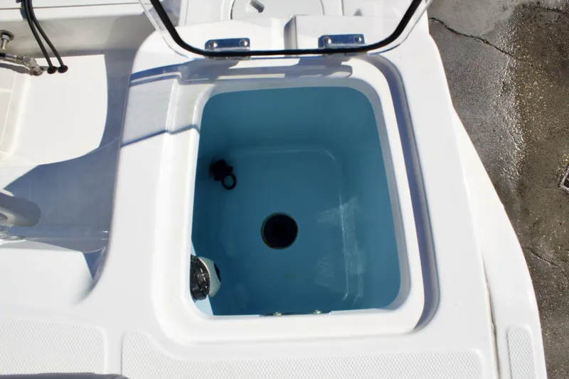 Slide: The Image of Boston Whaler 230 Outrage 2022 - 5909925