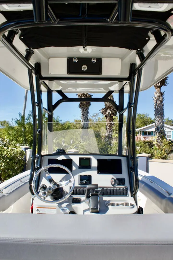 Slide: The Image of Boston Whaler 230 Outrage 2022 - 5909911
