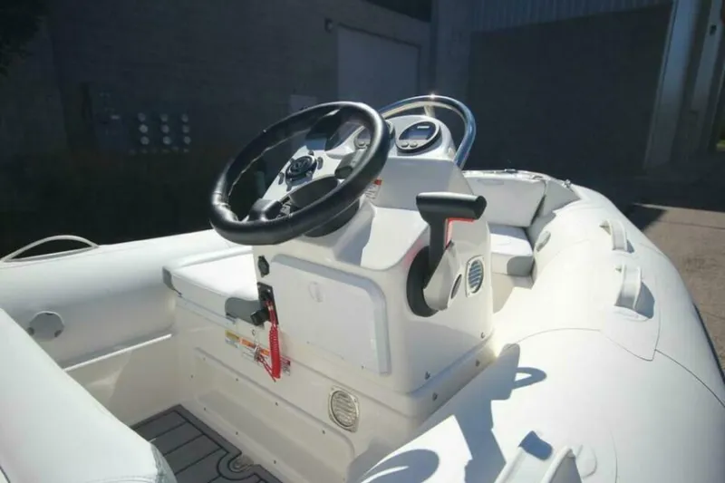 Slide: The Image of Zodiac Yachtline 360 Deluxe NEO 2026 - 5911405