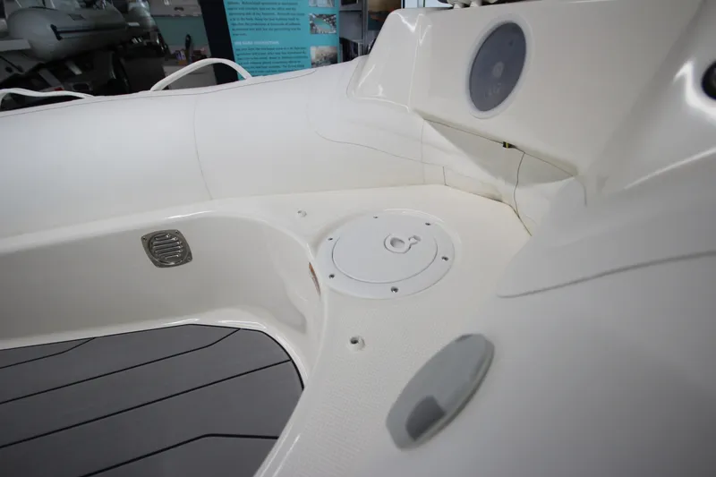 Slide: The Image of Zodiac Yachtline 400 DL NEO 2026 - 6001676