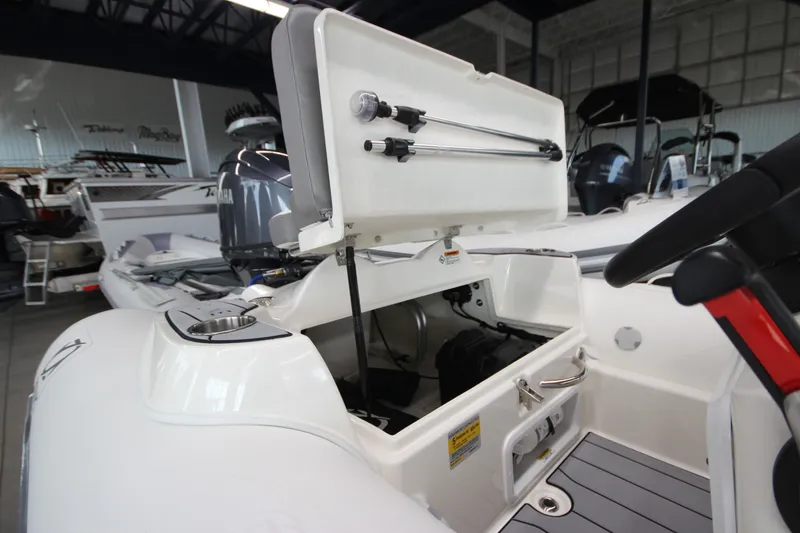 Slide: The Image of Zodiac Yachtline 400 DL NEO 2026 - 6001666