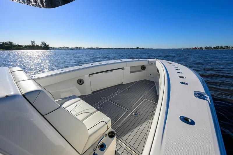 Slide: The Image of SeaVee 370Z 2023 - 5913648