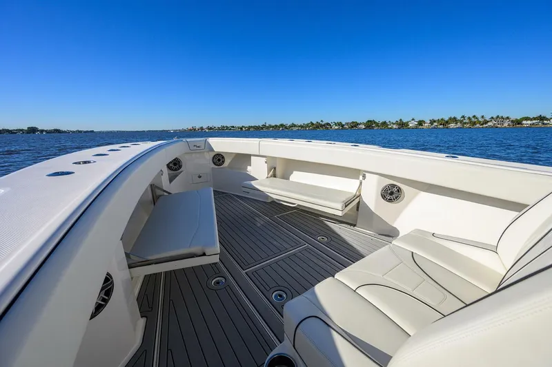 Slide: The Image of SeaVee 370Z 2023 - 5913649