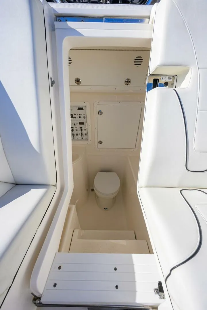 Slide: The Image of SeaVee 370Z 2023 - 5913684