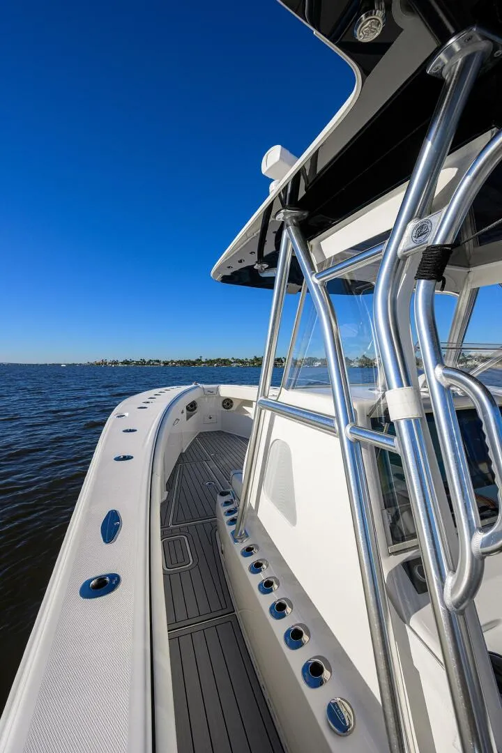 Slide: The Image of SeaVee 370Z 2023 - 5913639