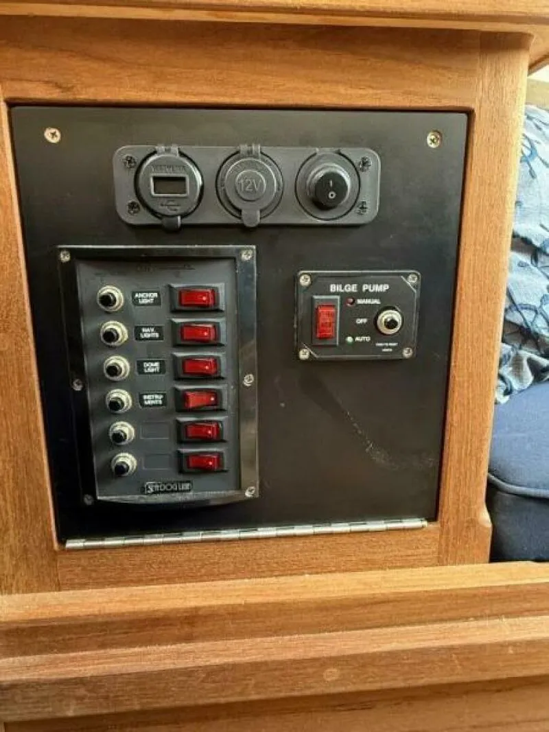 Slide: The Image of Horizon Cat electrical panel - 5913873