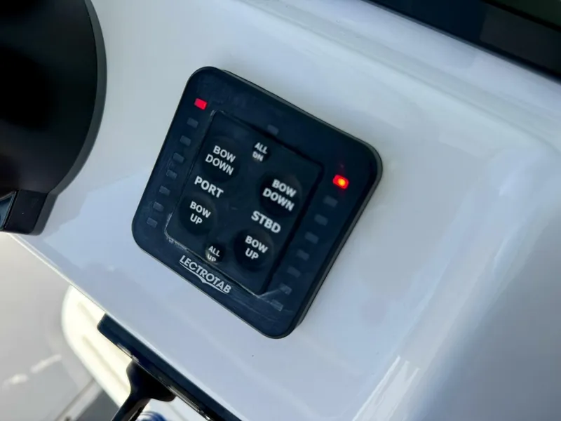 Slide: The Image of 2020 Everglades 243 CC - Helm/Electronics  - 5915384