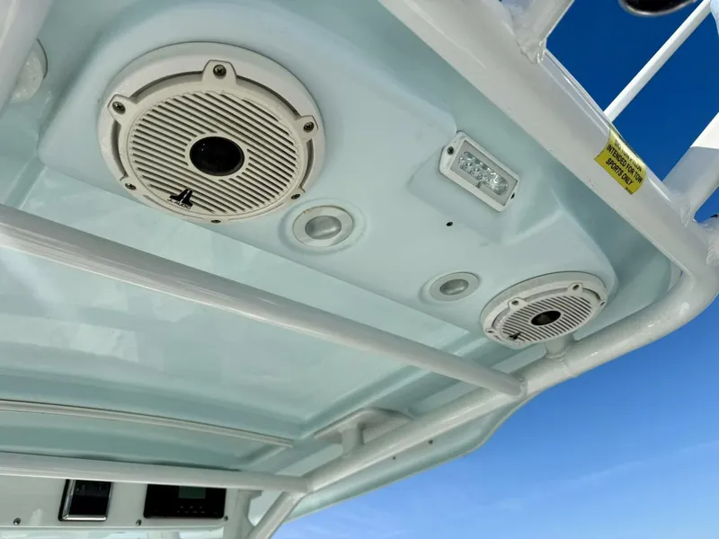 Slide: The Image of 2020 Everglades 243 CC - Helm/Electronics  - 5915411