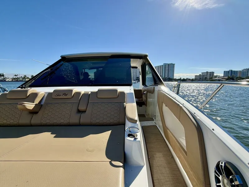 Slide: The Image of Sea Ray 32 - Bow 2022 Sea Ray 32 Sundancer 230 - 7681104