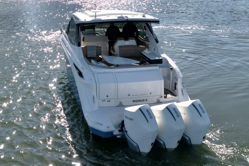 Slide: The Image of Sea Ray 32 - Exterior Profile 2022 Sea Ray 32 Sundancer 230 - 5917949