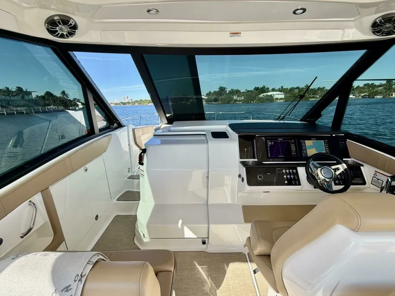 Slide: The Image of Sea Ray 32 - Helm 2022 Sea Ray 32 Sundancer 230 - 7681107
