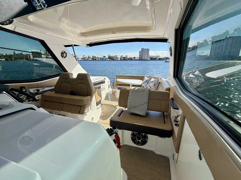 Slide: The Image of Sea Ray 32 - Helm 2022 Sea Ray 32 Sundancer 230 - 7681105