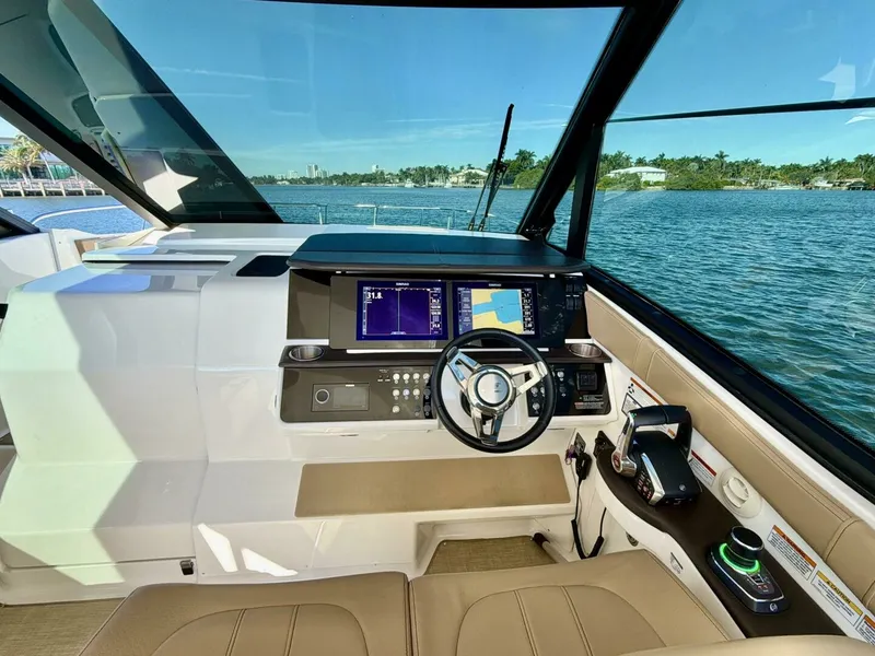 Slide: The Image of Sea Ray 32 - Helm 2022 Sea Ray 32 Sundancer 230 - 7681108
