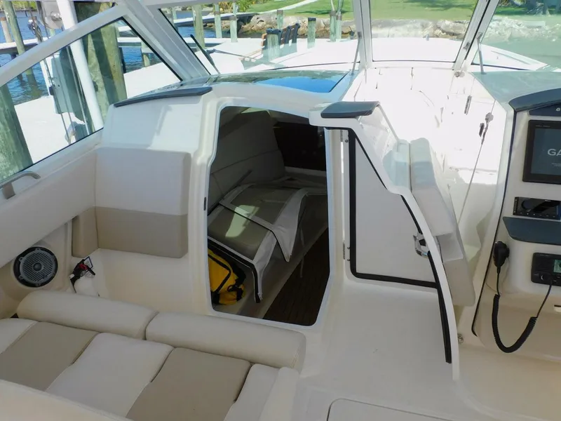 Slide: The Image of Boston Whaler 320 Vantage 2016 - 5916689