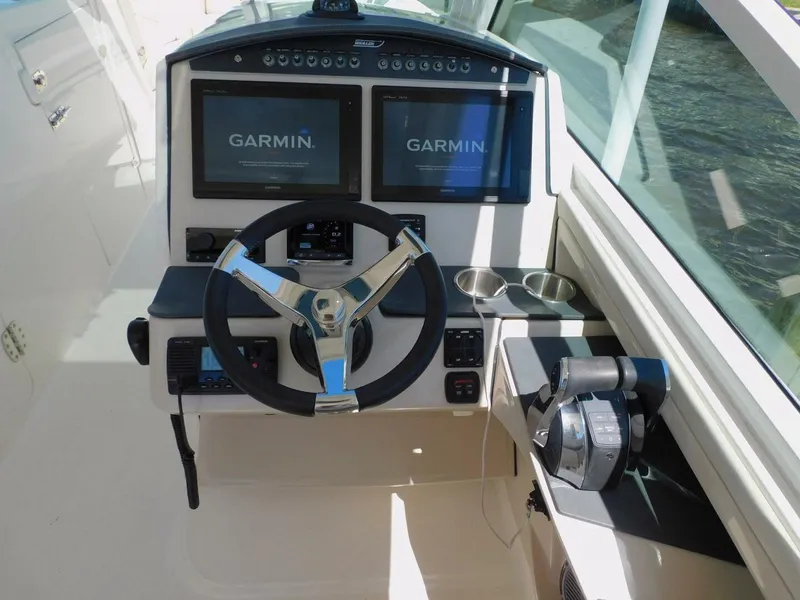 Slide: The Image of Boston Whaler 320 Vantage 2016 - 5916691