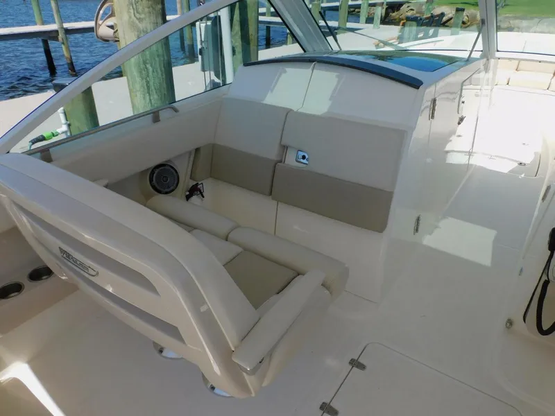 Slide: The Image of Boston Whaler 320 Vantage 2016 - 5916688