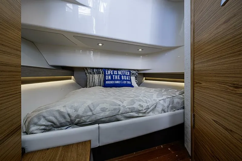 Slide: The Image of Tiara 34LS 2023 - 5919824