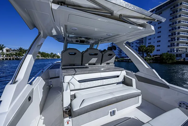 Slide: The Image of Tiara 34LS 2023 - 5919842