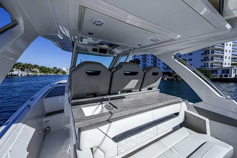 Slide: The Image of Tiara 34LS 2023 - 5919843