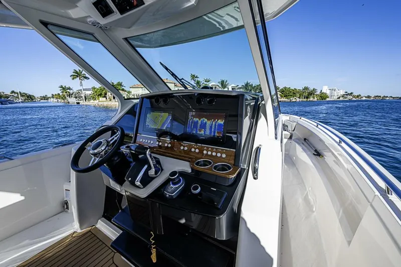 Slide: The Image of Tiara 34LS 2023 - 5919847