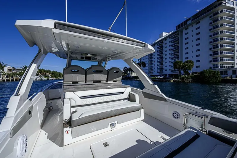 Slide: The Image of Tiara 34LS 2023 - 5919854