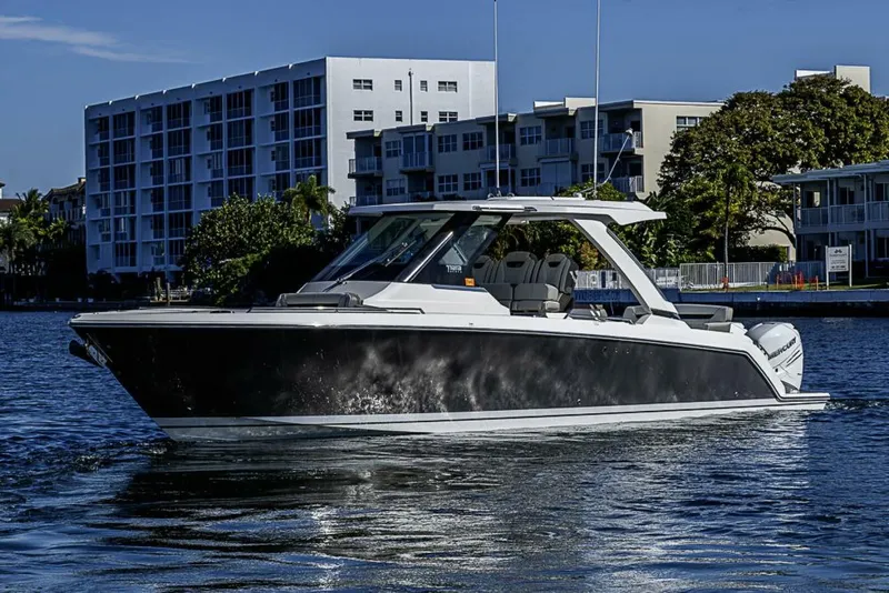 Slide: The Image of Tiara 34LS 2023 - 5919865