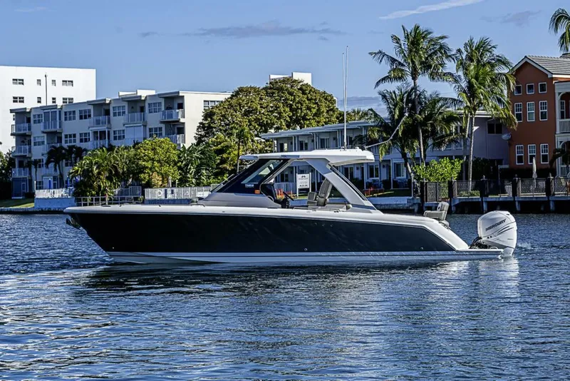 Slide: The Image of Tiara 34LS 2023 - 5919867