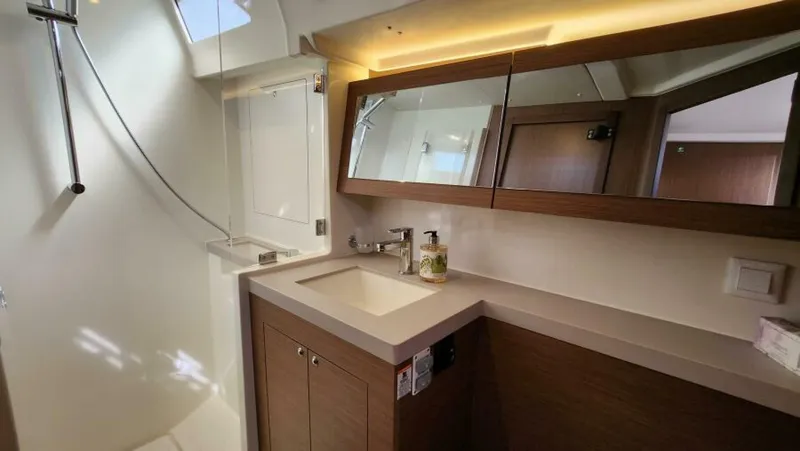 Slide: The Image of 2024 Beneteau Oceanis 51.1 Head - 5920763