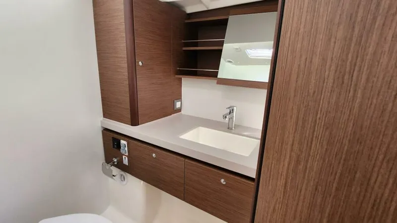 Slide: The Image of 2024 Beneteau Oceanis 51.1 Head - 5920764