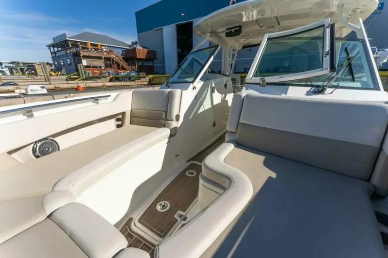 Slide: The Image of 2017 Boston Whaler 320 Vantage Sutra - 5921120