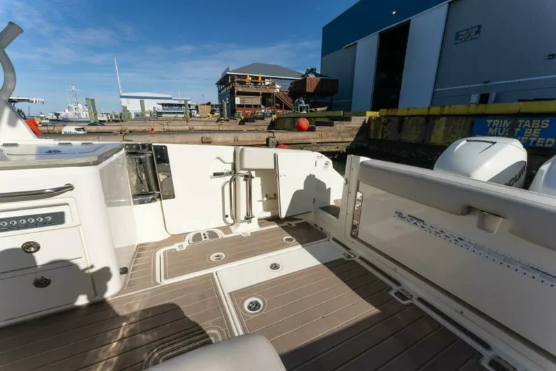 Slide: The Image of 2017 Boston Whaler 320 Vantage Sutra - 5921121