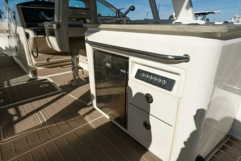 Slide: The Image of 2017 Boston Whaler 320 Vantage Sutra - 5921122