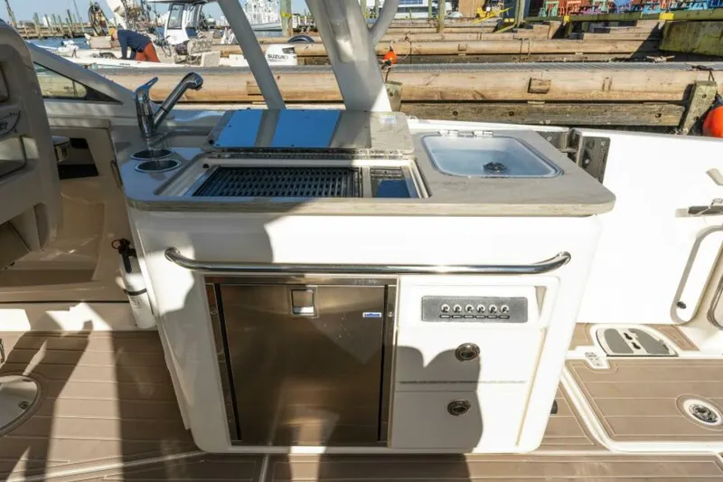 Slide: The Image of 2017 Boston Whaler 320 Vantage Sutra - 5921124