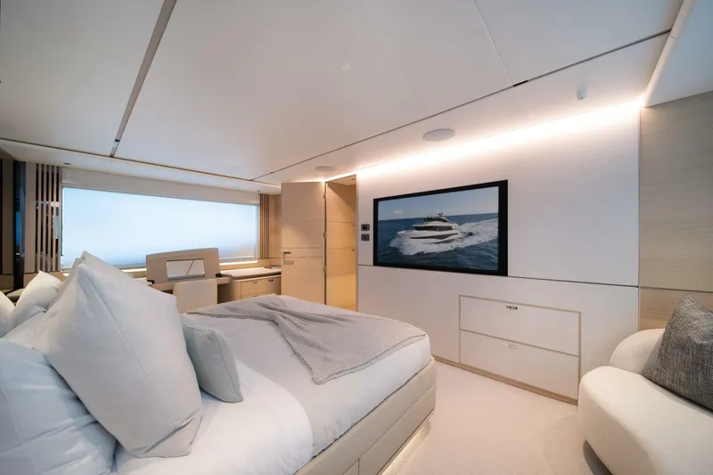 Slide: The Image of 2025 Princess X80 Flybridge - Meravi - 5922634