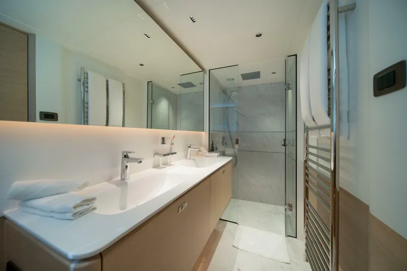 Slide: The Image of 2025 Princess X80 Flybridge - Meravi - 5922643