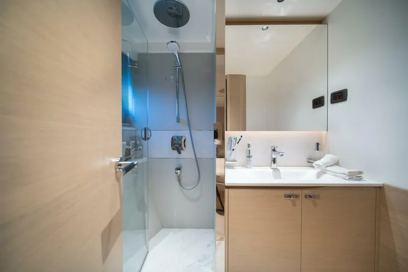 Slide: The Image of 2025 Princess X80 Flybridge - Meravi - 5922652